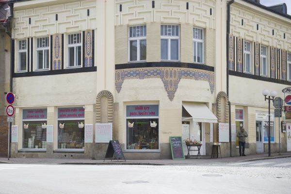 Delishop Pelhřimov, Nádražní ulice